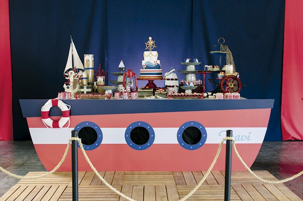 A mesa da festa foi montada como se fosse um barco atracado no cais. (Foto: Elisa Mendes/GNT)