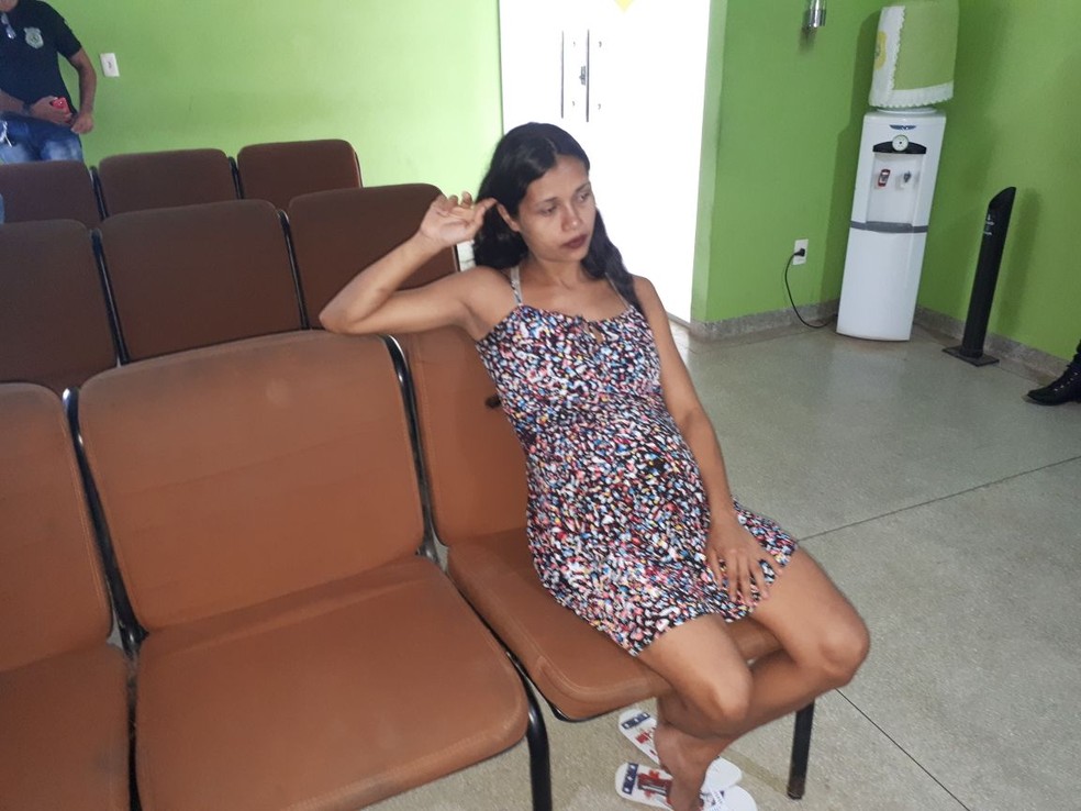 Mulher está grávida de oito meses e foi presa ao tentar entrar com droga em presídio de Cruzeiro do Sul  (Foto: Adelcimar Carvalho/G1)