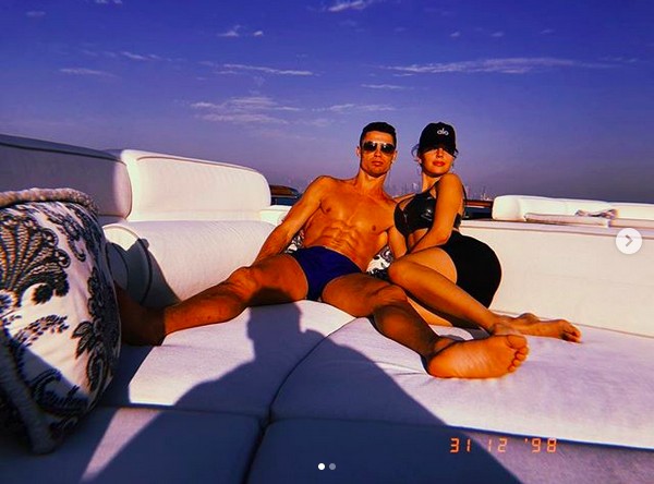 O jogador de futebol Cristiano Ronaldo com a namorada, a modelo Georgina Rodriguez (Foto: Instagram)