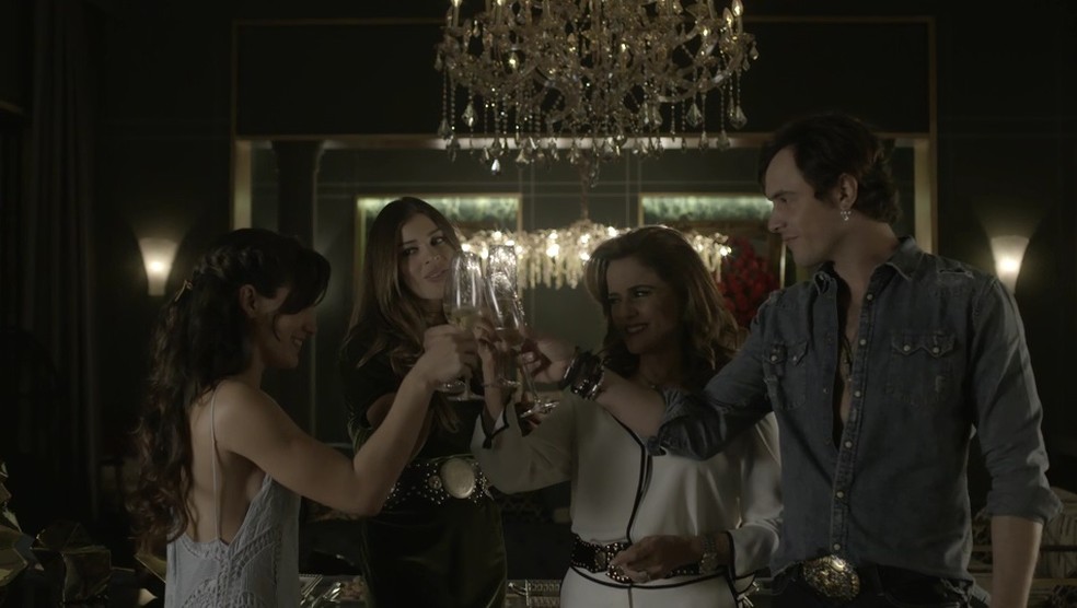 Sophia descobre que a nora é herdeira das terras que podem esconder milhões em pedras preciosas e passa a apoiar o casamento (Foto: TV Globo)