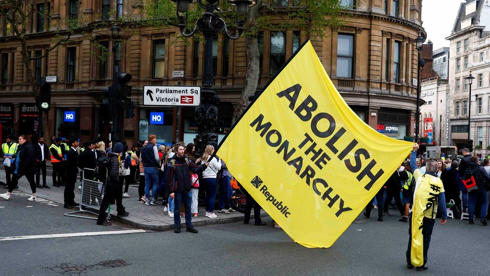 Manifestantes protestam contra a monarquia  &mdash; Foto: Peter Nicholls / Reuters