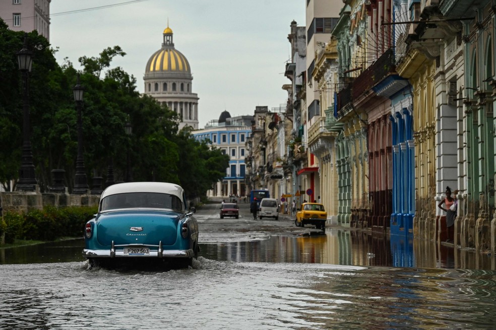 Ruas alagadas em Havanam capital cubana, e apagões de energia durante a passagem do furacão Ian — Foto: YAMIL LAGE / AFP