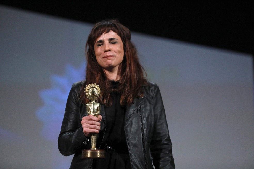 Maria Ribeiro recebe o Kikito de melhor atriz (Foto: Diego Vara / Pressphoto)