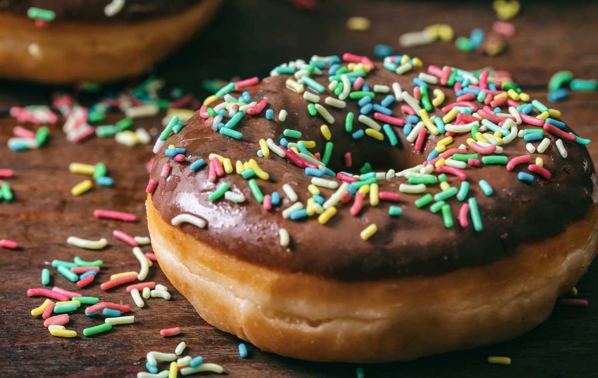 Aprenda a fazer donuts fofinho coberto com chocolate Receitas