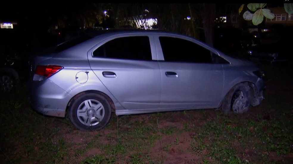 Carro usado por criminosos em arrastÃ£o na Zona Sul de Natal (Foto: ReproduÃ§Ã£o/Inter TV Cabugi)