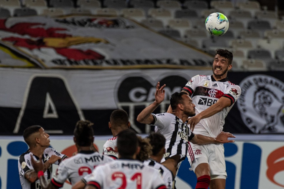GLEDSTON TAVARES/FRAMEPHOTO/ESTADÃO CONTEÚDO — Foto: Gustavo Henrique teve mais uma noite ruim com a camisa do Flamengo