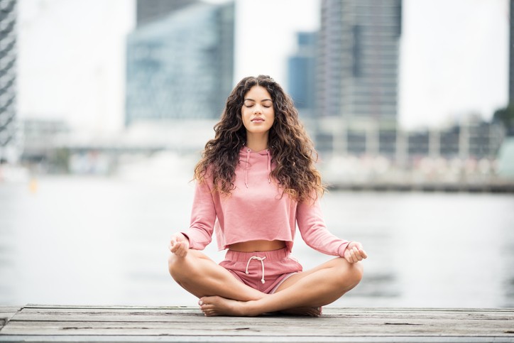9 apps e canais de yoga e meditação para fazer em casa - Revista