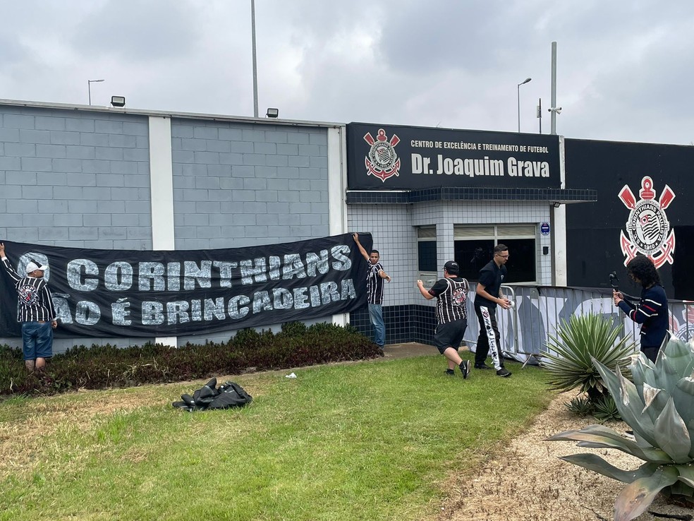 Torcedores protestam contra má fase do Corinthians — Foto: Marcelo Braga