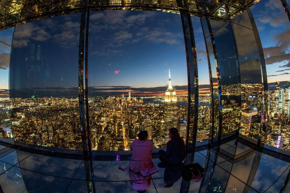 Mulheres olham pela plataforma de observação no edifício One Vanderbilt em Manhattan, na cidade de Nova York — Foto: REUTERS/Eduardo Munoz