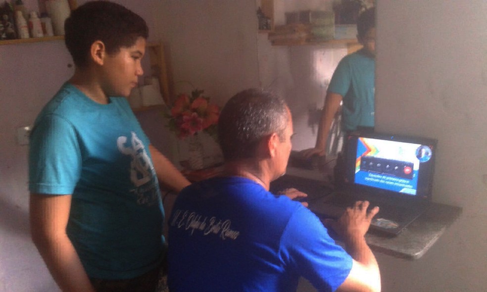 Professor de Teresina recebe ajuda do filho de 13 anos para gravar vídeos e postar na internet — Foto: Arquivo pessoal