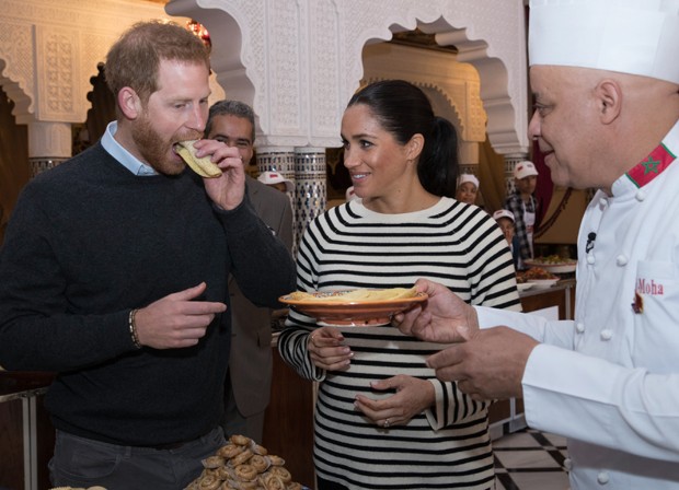 RABAT, MOROCCO - FEBRUARY 25: (UK OUT FOR 28 DAYS) Prince Harry, Duke of Sussex and Meghan, Duchess of Sussex attend a cooking demonstration, where children from under-privileged backgrounds learn traditional Moroccan recipes from one of Moroccoâ€™s forem (Foto: WireImage)