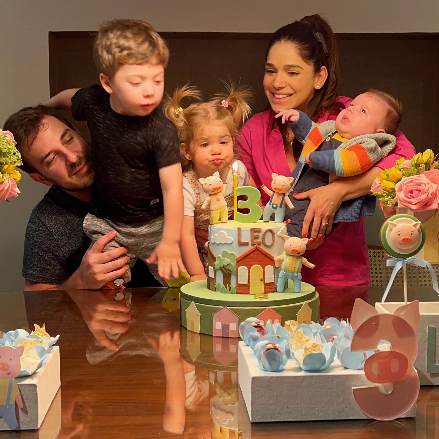 Sabrina Petraglia comemora três meses do filho, Léo, com família reunida (Foto: Reprodução / Instagram)