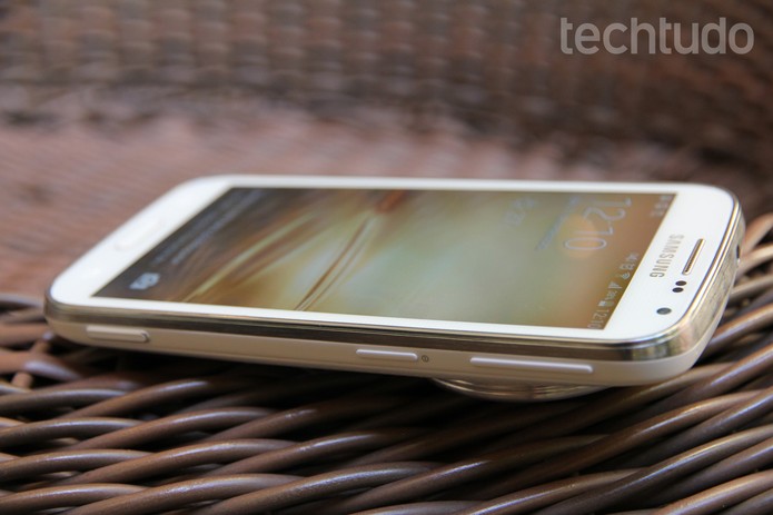 Galaxy K Zoom tem espessura de 16,6 mm (Foto: Tainah Tavares/TechTudo)