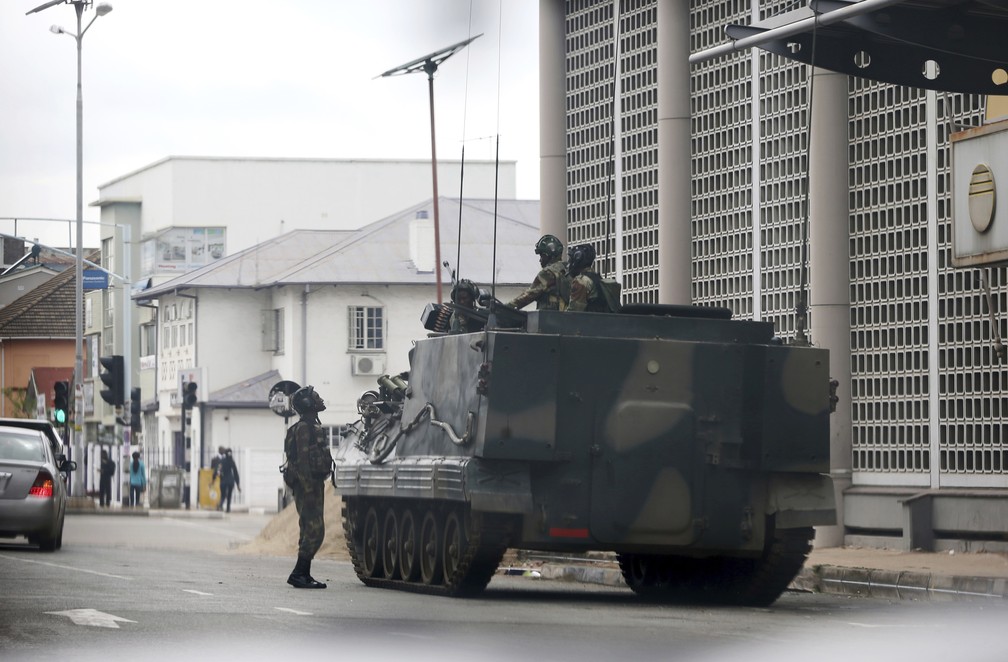 Veículo militar na ruas de Harare, capital do Zimbábue (Foto: AP Photo)