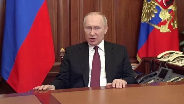 Vladimir Putin no momento em que anunciou a "operação militar especial" na Ucrânia (Foto: REUTERS via BBC)