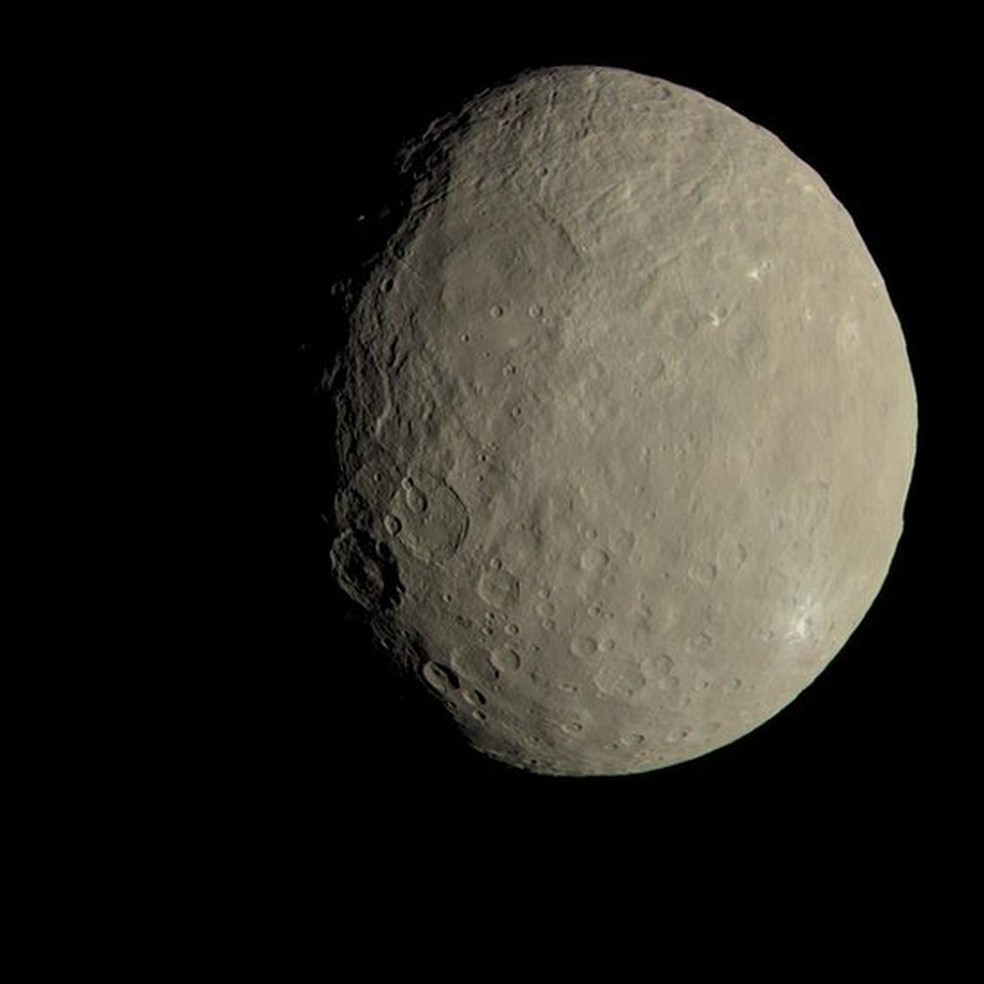  Produzida pelo Centro Aeroespacial Alemão, essa imagem do asteroide Ceres combina várias fotos tiradas pela sonda da Nada Dawn, em 2015  (Foto: NASA)