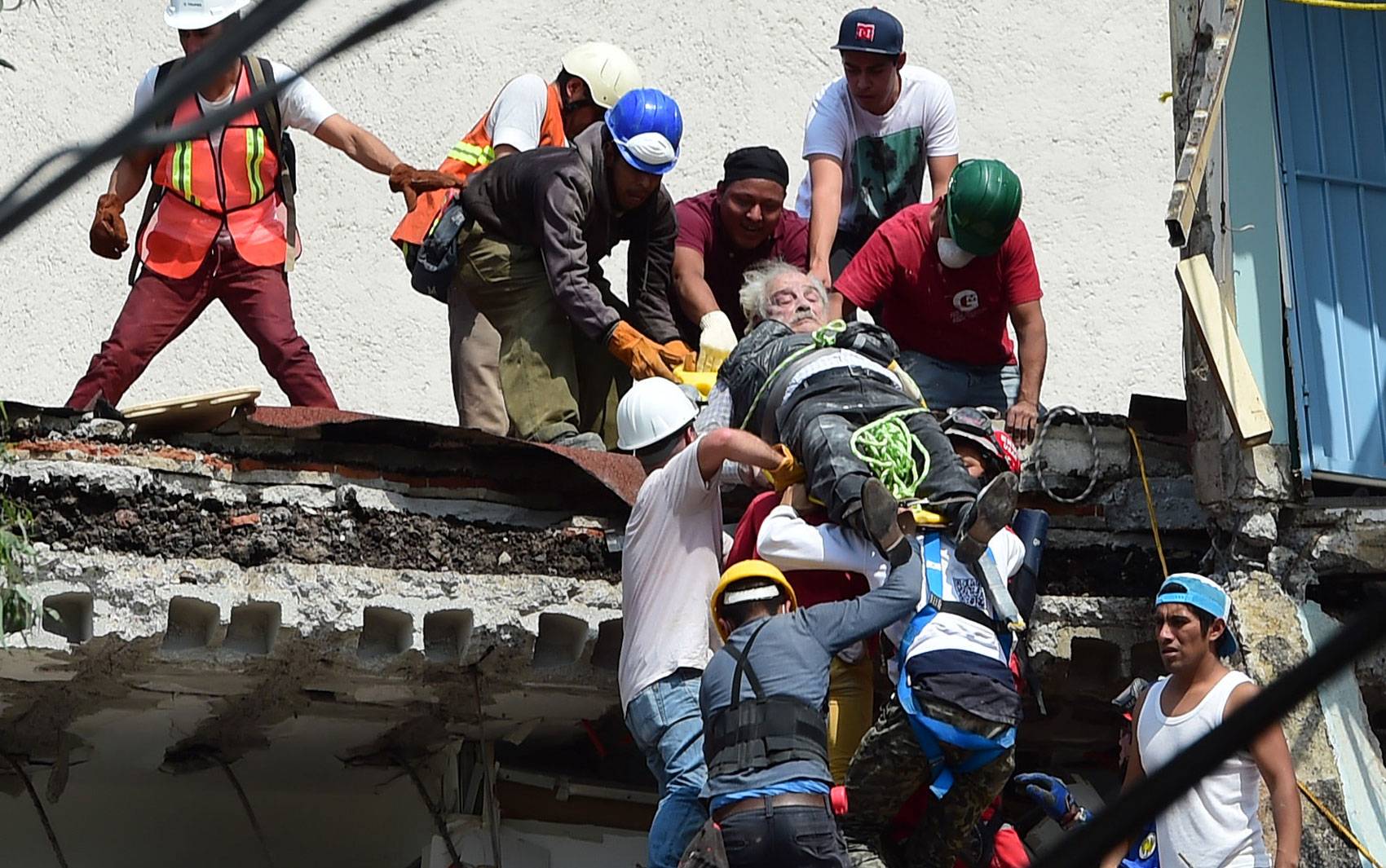 Um homem é resgatado de escombros em um prédio na Cidade do México após terremoto na terça-feira (19)