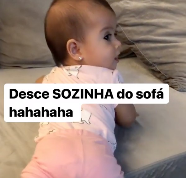 Mayra Cardi mostra que a filha desce do sofá sozinha (Foto: Reprodução/Instagram)
