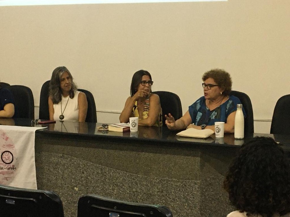 Professoras Liana Mendes, Fabiana Lima e Maria Teresa Mota participaram do primeiro dia do &ldquo;Bertha Lutz: Mulheres na Ci&ecirc;ncia" na UFRN  &mdash; Foto: Rafael Barbosa/G1