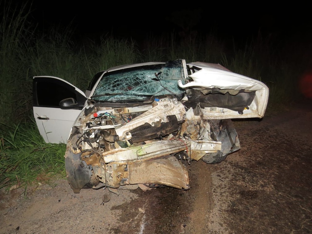 Carro e carreta se envolveram em acidente na BR-242 — Foto: Blogbraga/Repórter Marlon