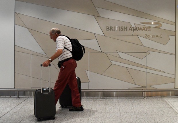 Passageiro em check-in na British Airways no Gatwick Airport  (Foto: Hannah McKay/Reuters)