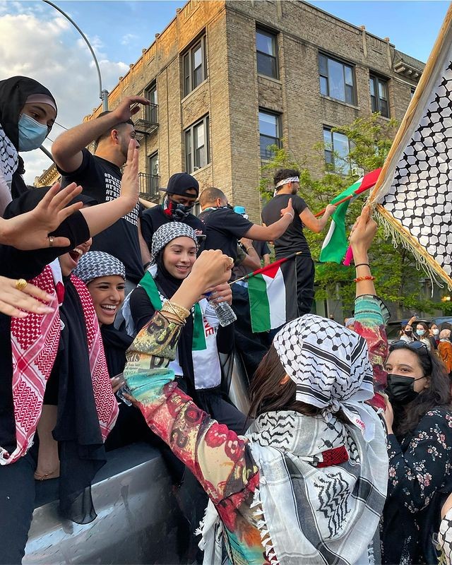 Bella Hadid vai a manifestação em apoio à Palestina (Foto: Reprodução/Instagram)