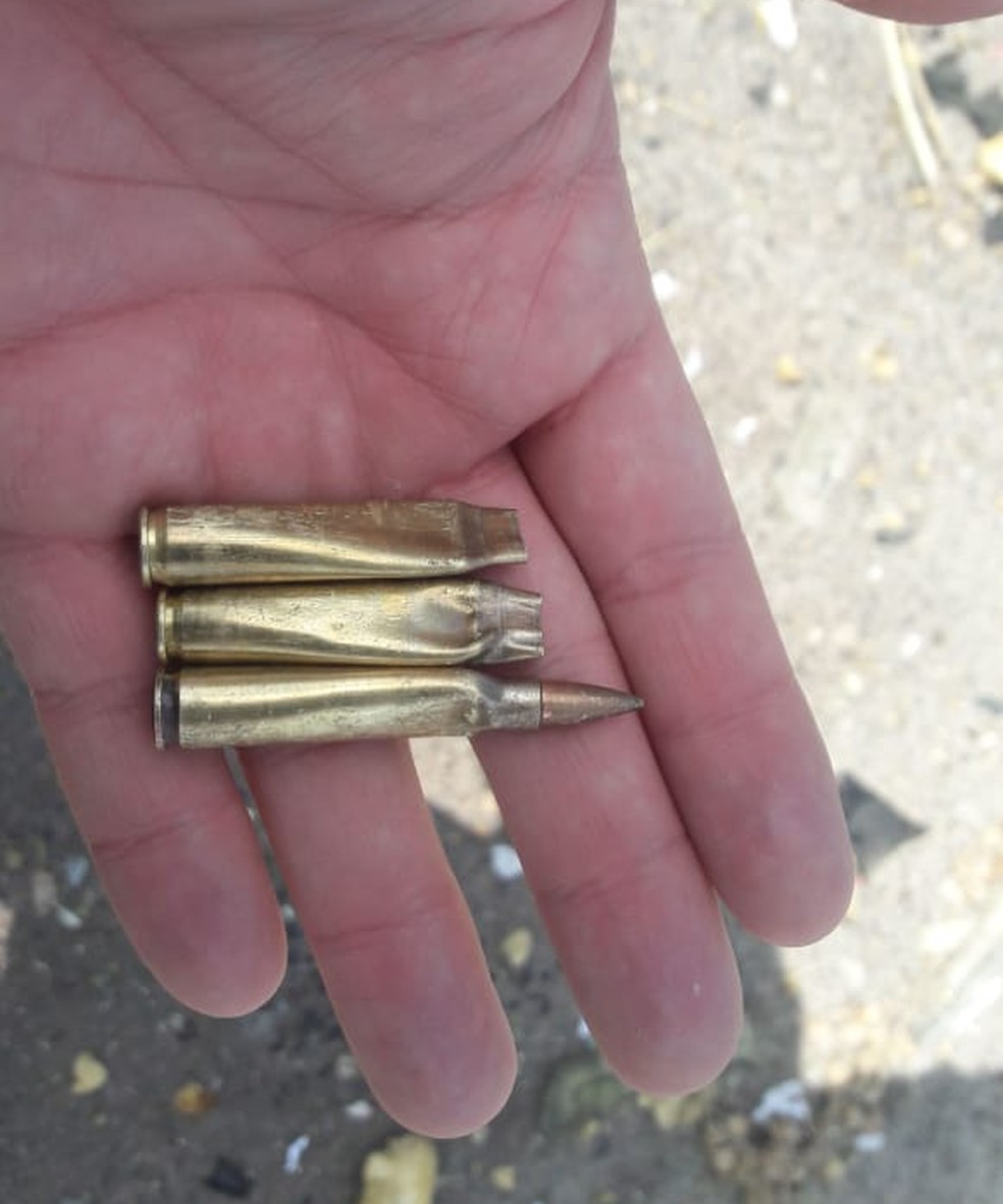 Cápsulas de grosso calibre foram encontradas no local  — Foto: Divulgação
