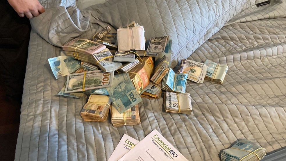 Dinheiro encontrado na casa de ex-secretário de Caxias — Foto: Divulgação