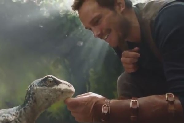 Chris Pratt acaricia bebê dinossauro em primeiro teaser de Jurassic World - O Reino Está Ameaçado (Foto: Reprodução)