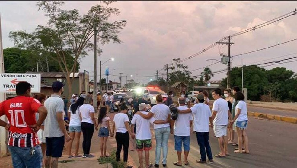 No local do acidente, amigos e familiares fizeram uma corrente de oração — Foto: Arquivo pessoal 