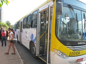 Ônibus da Viação Pioneira quebrado em parada da W3 Norte, em Brasília (Foto: Lucas Salomão/G1)