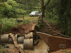 Famílias ficam isoladas após ponte ser destruída por chuva, em Goiás