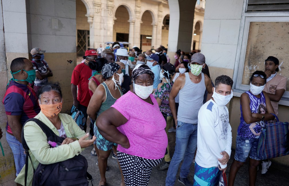 Cubanos fazem fila para comprar alimentos no centro de Havana, em abril — Foto: Alexandre Meneghini/Reuters