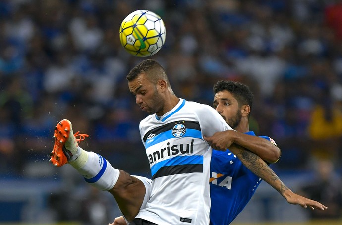 Até tropeço do Inter deixa o Grêmio vacinado para volta, diz comentarista