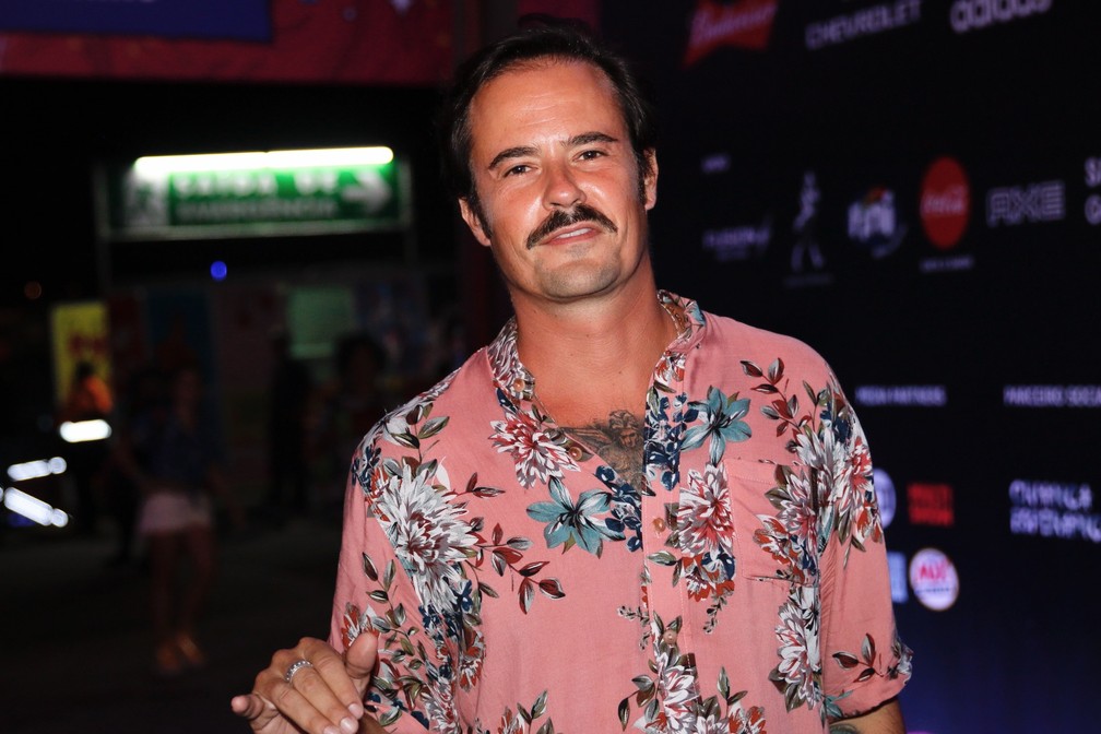 Paulo Vilhena aposta na camisa florida no Lollapalooza 2019 — Foto: Celso Tavares/2019