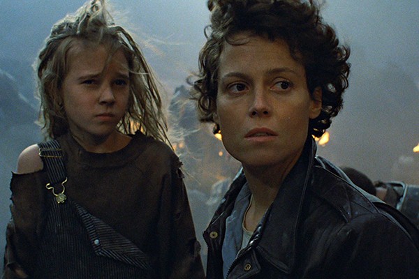 Carrie Henn e Sigourney Weaver em 'Aliens' (1986) (Foto: Reprodução)