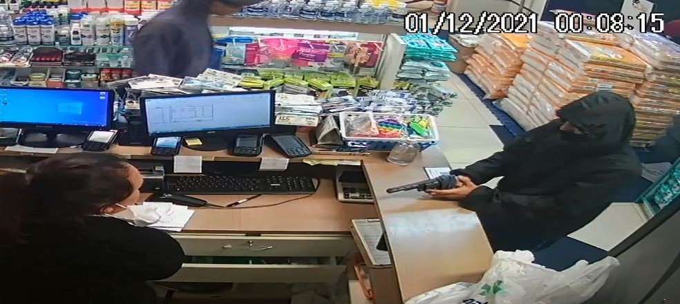 Polícia Civil investiga também se a arma utilizada era um simulacro, ou seja, uma arma de brinquedo — Foto: Reprodução/Câmeras de segruança