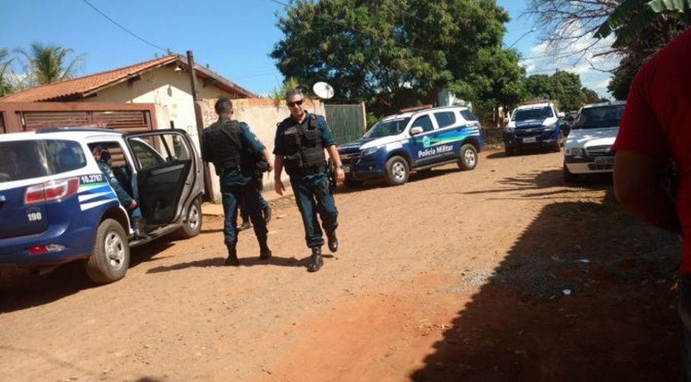 Equipe pulou muro e salvou crianÃ§a apÃ³s pedido de socorro, diz polÃ­cia (Foto: PolÃ­cia Militar/DivulgaÃ§Ã£o)