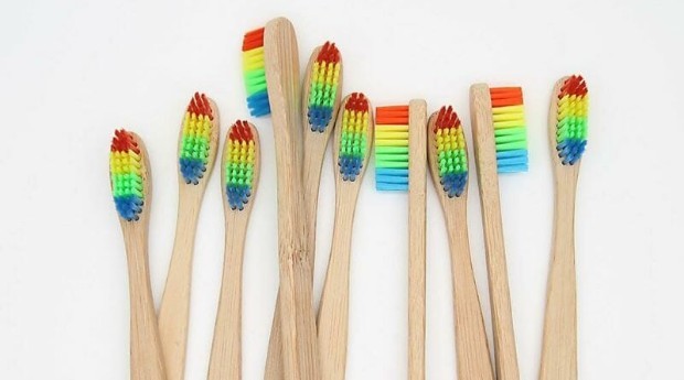 As escovas da Giving Brush são feitas com bambu e cerdas recicláveis (Foto: Divulgação)