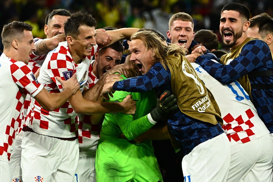 Jogadores da Croácia comemorando classificação à semifinal após derrotar Brasil nos pênaltis