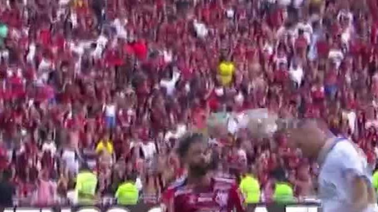 Errou o lado! Wellington, do Ava&iacute;, faz gol contra bizarro para o Flamengo