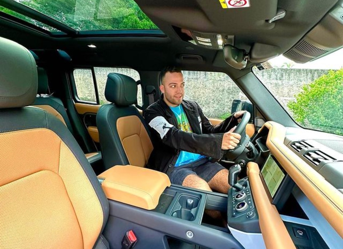 Vídeo: Lucas Rangel faz tour por novo carro de luxo de R$ 800 mil
