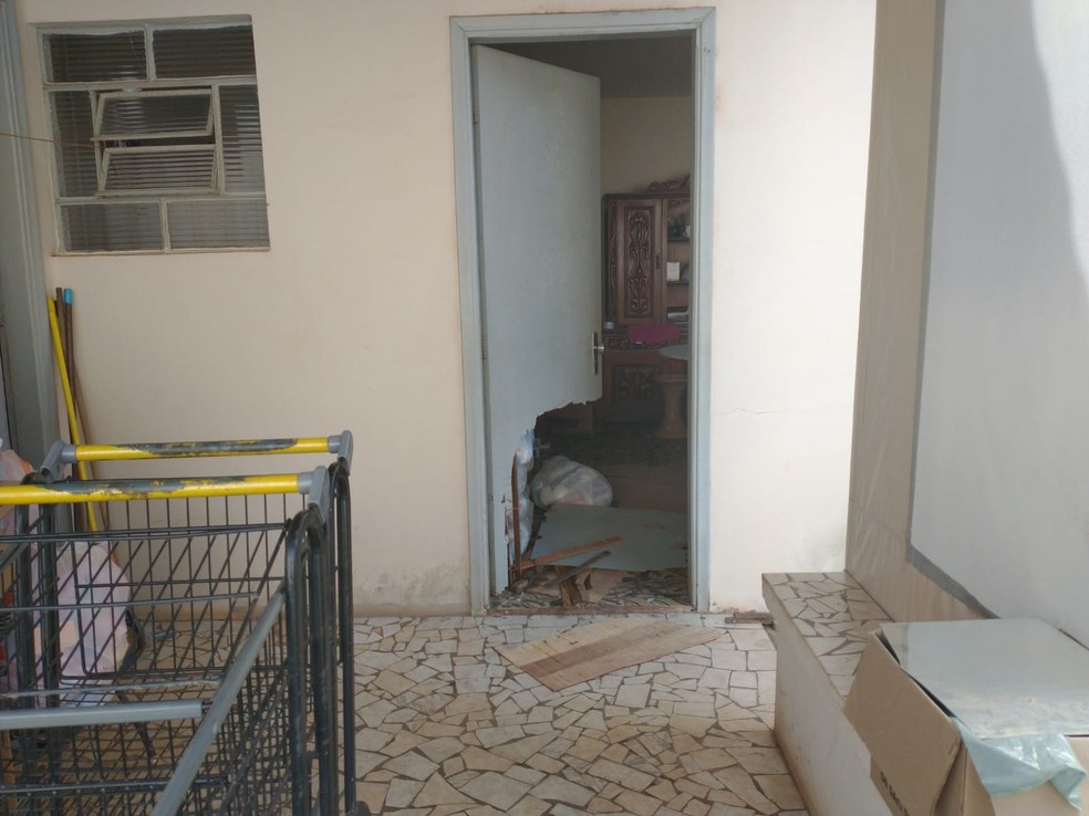 Sede de entidade que atende mais de 800 famílias é furtada três vezes em 15 dias; porta foi estourada por criminosos — Foto: Arquivo pessoal