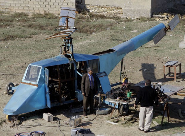 Hatim Kadim Salman, de 59 anos, construiu um helicóptero caseiro em Muqdadiyah. (Foto: Khalid Mohammed/AP)