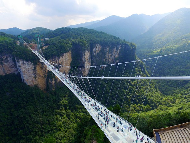 Maior ponte de vidro do mundo é reaberta na China (Foto: Getty Images)