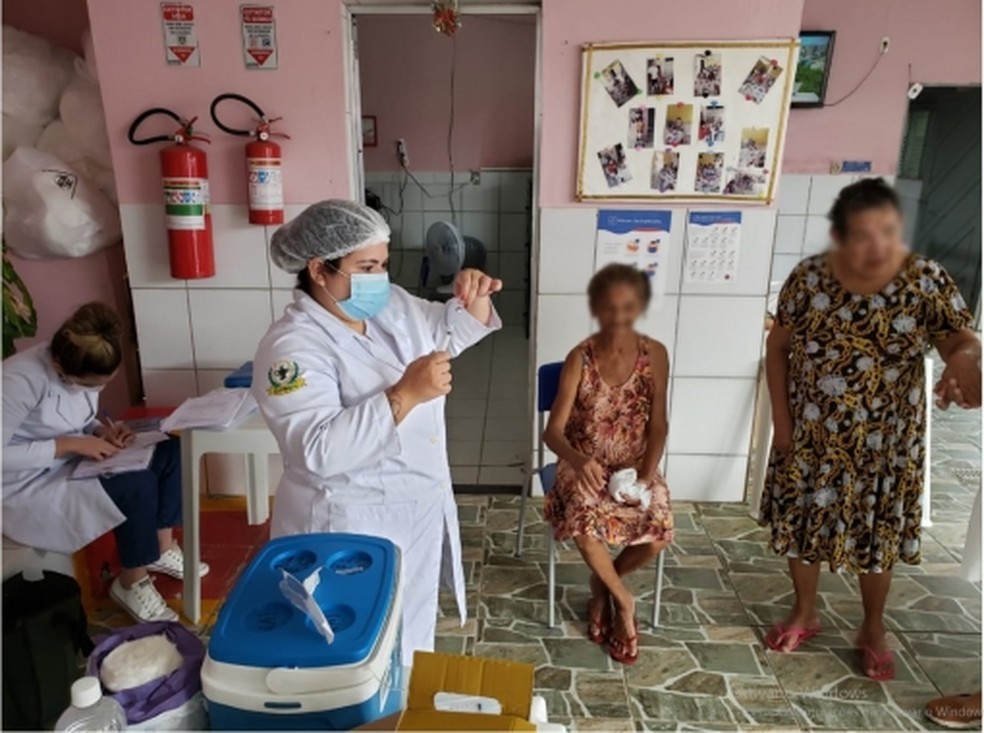 Idosos institucionalizados come&ccedil;am a ser vacinados em Natal &mdash; Foto: SMS Natal