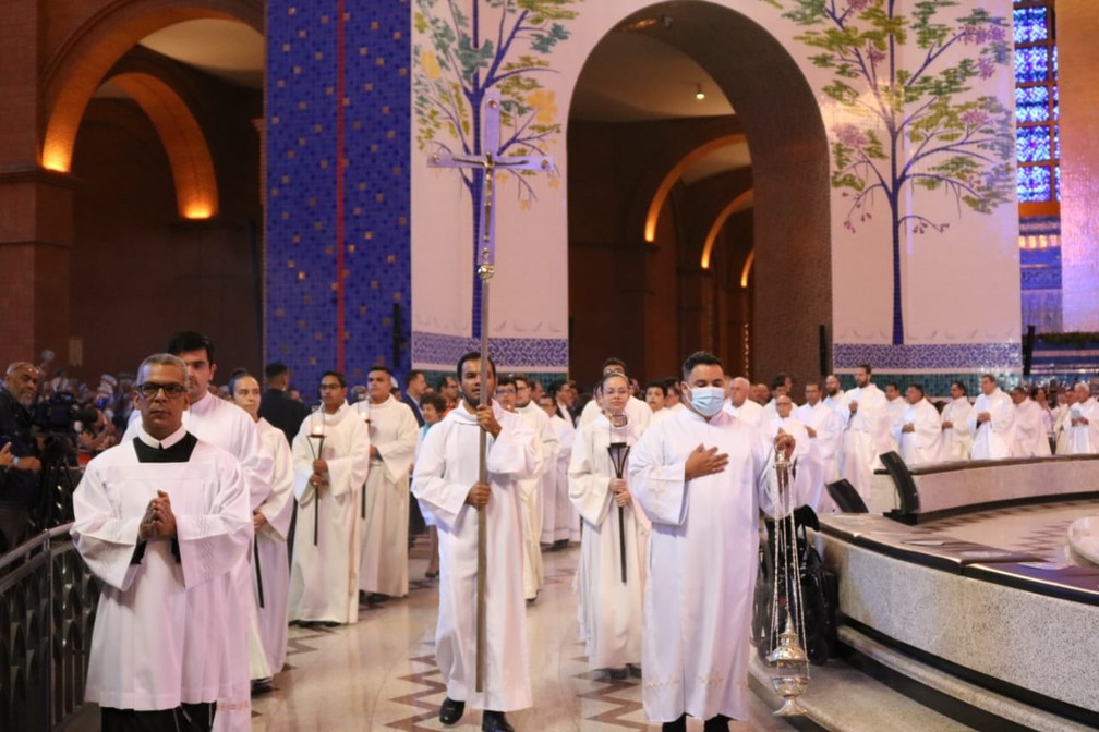 Missa solene é celebrada no Santuário Nacional de Aparecida neste dia 12 de outubro — Foto: Gustavo Marcelino