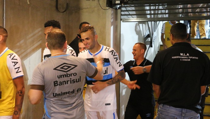 Gremistas contêm euforia com vitória no Mineirão: Resultado acaba aqui