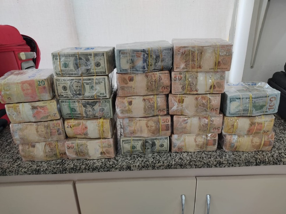 Pedreiro é preso com malas cheias de dólares e real, em Campo Grande (MS). — Foto: PRF/Divulgação