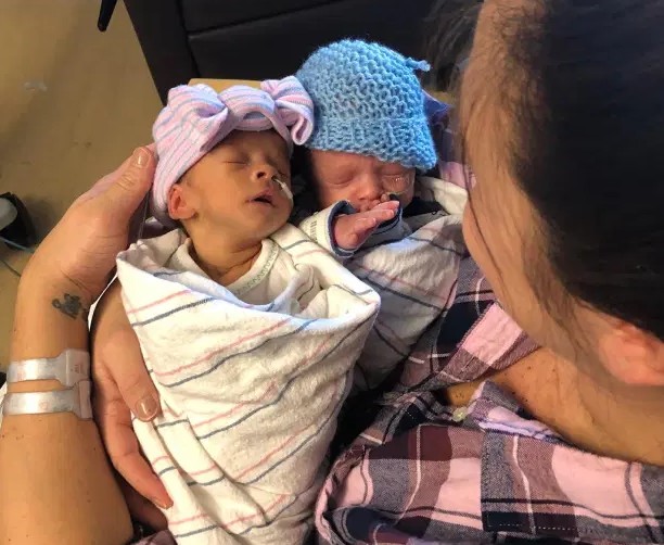 Primeira vez que Amanda pegou seus bebês no colo (Foto: Reprodução/The Sun)